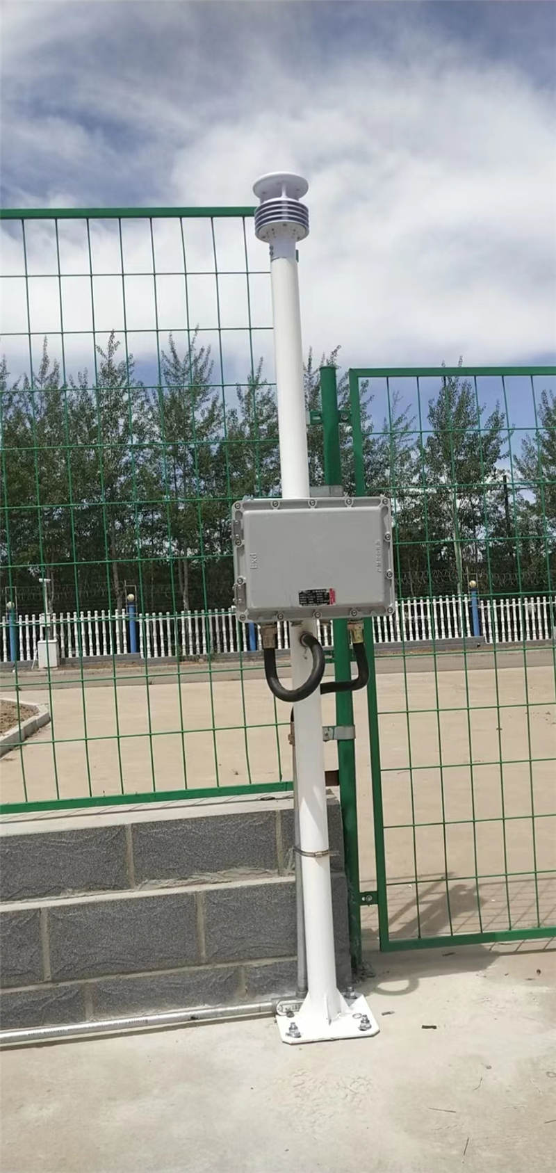 Imagen real de la carcasa de la estación meteorológica a prueba de explosiones